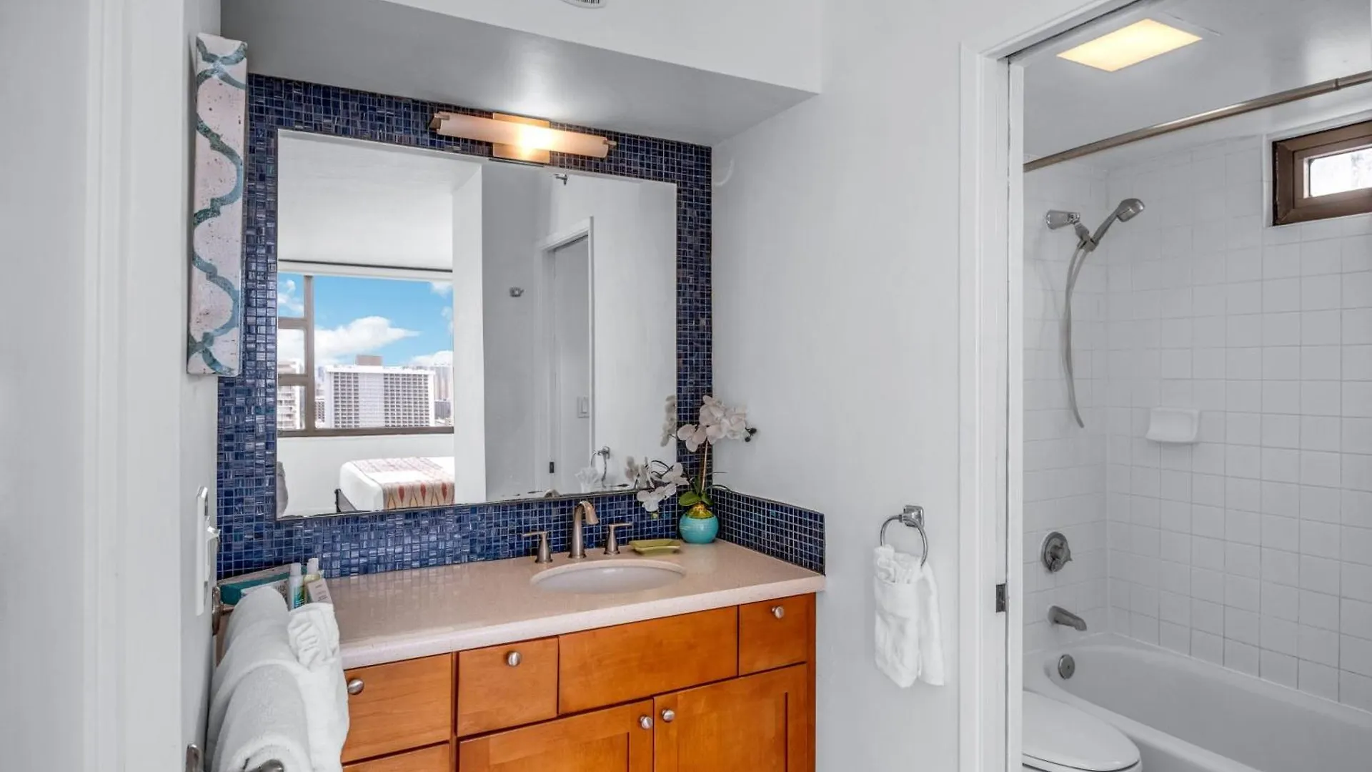 Stunning High-Rise Corner Condo With Panoramic Ocean & City Views And Free Parking Honolulu USA
